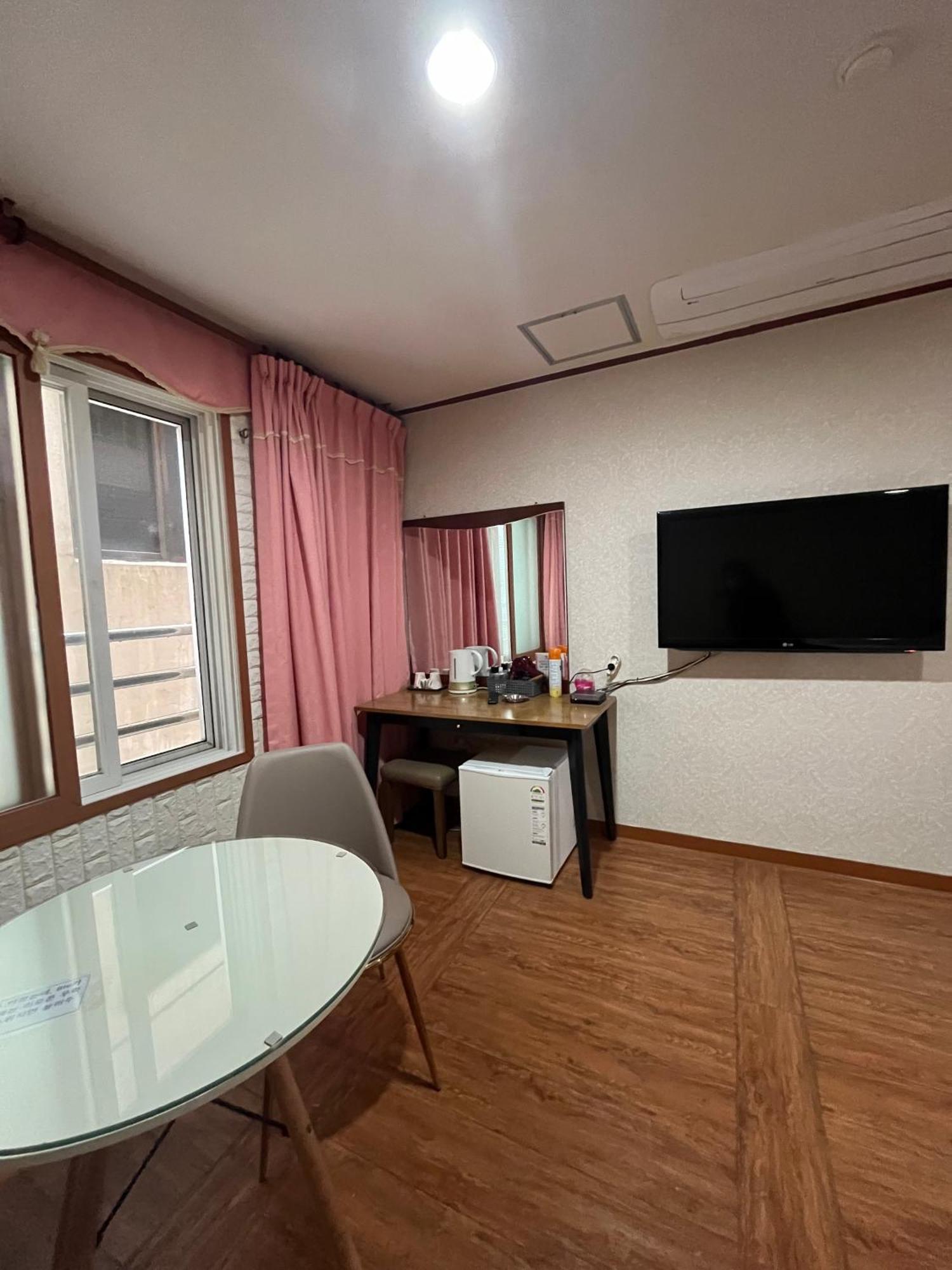 Oreum Motel Jeju Eksteriør bilde