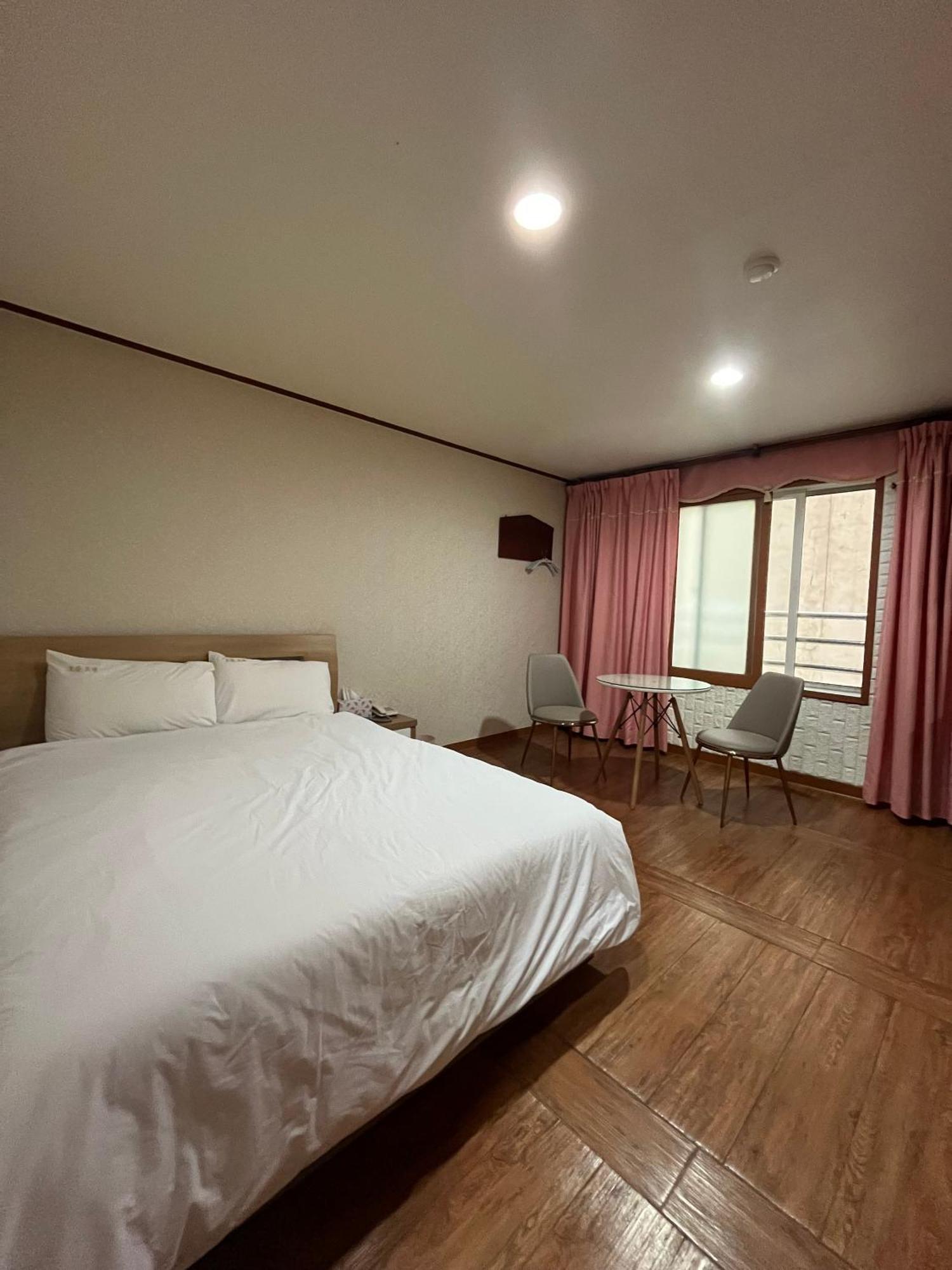 Oreum Motel Jeju Eksteriør bilde